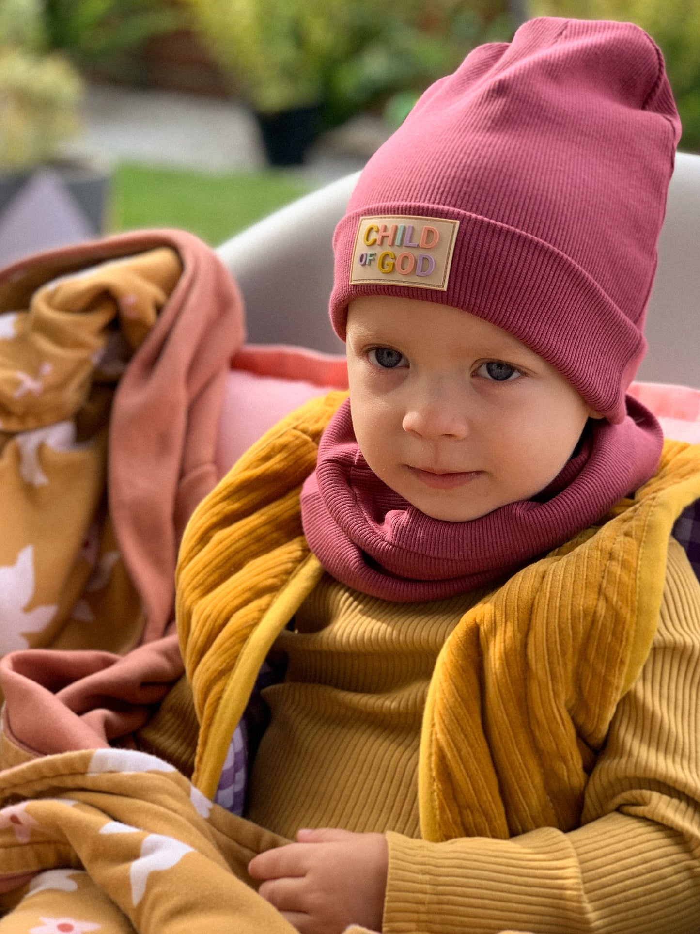 Malinowa czapka prążkowana "Child of God"