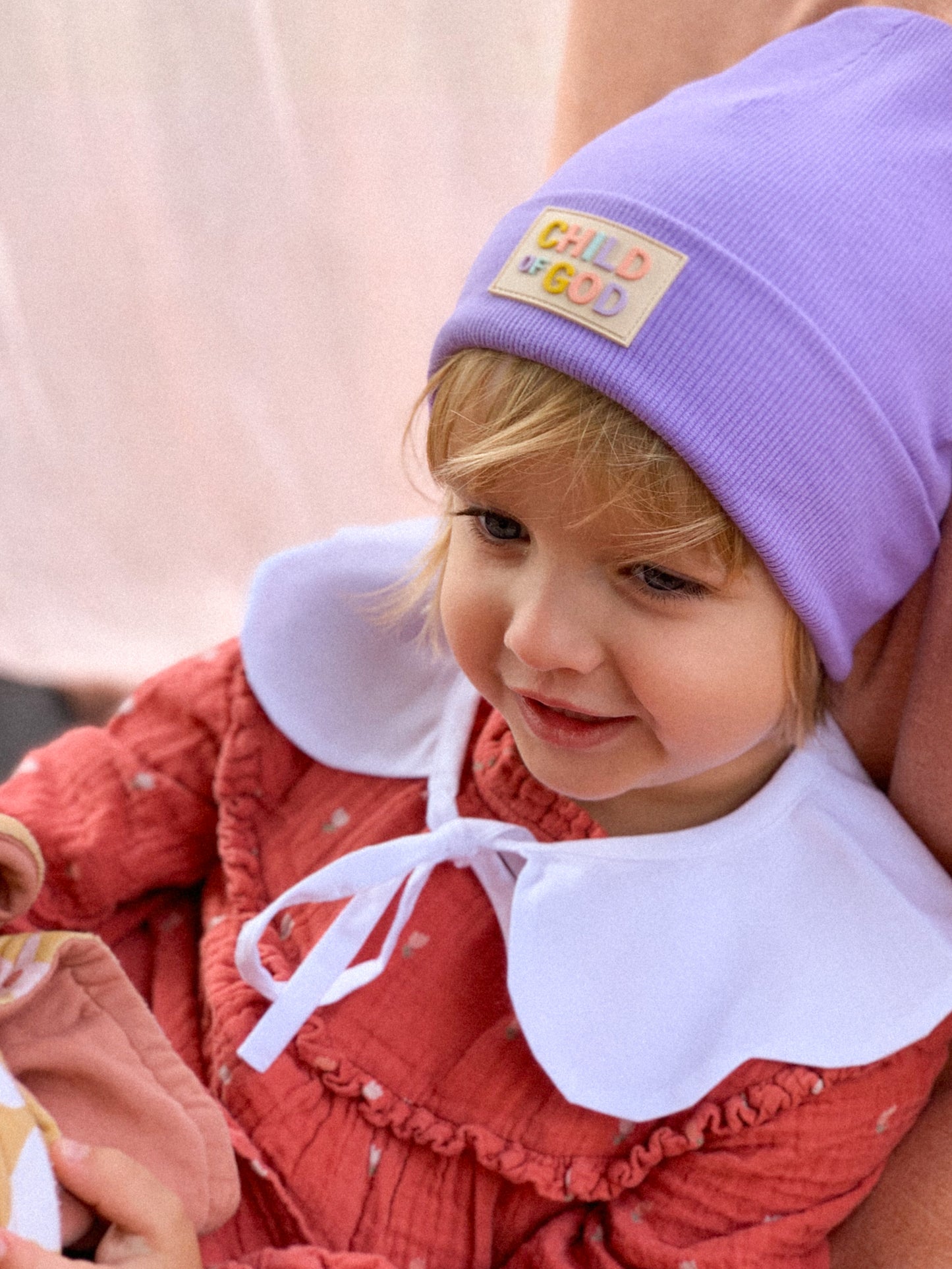 Fioletowa czapka prążkowana "Child of God"