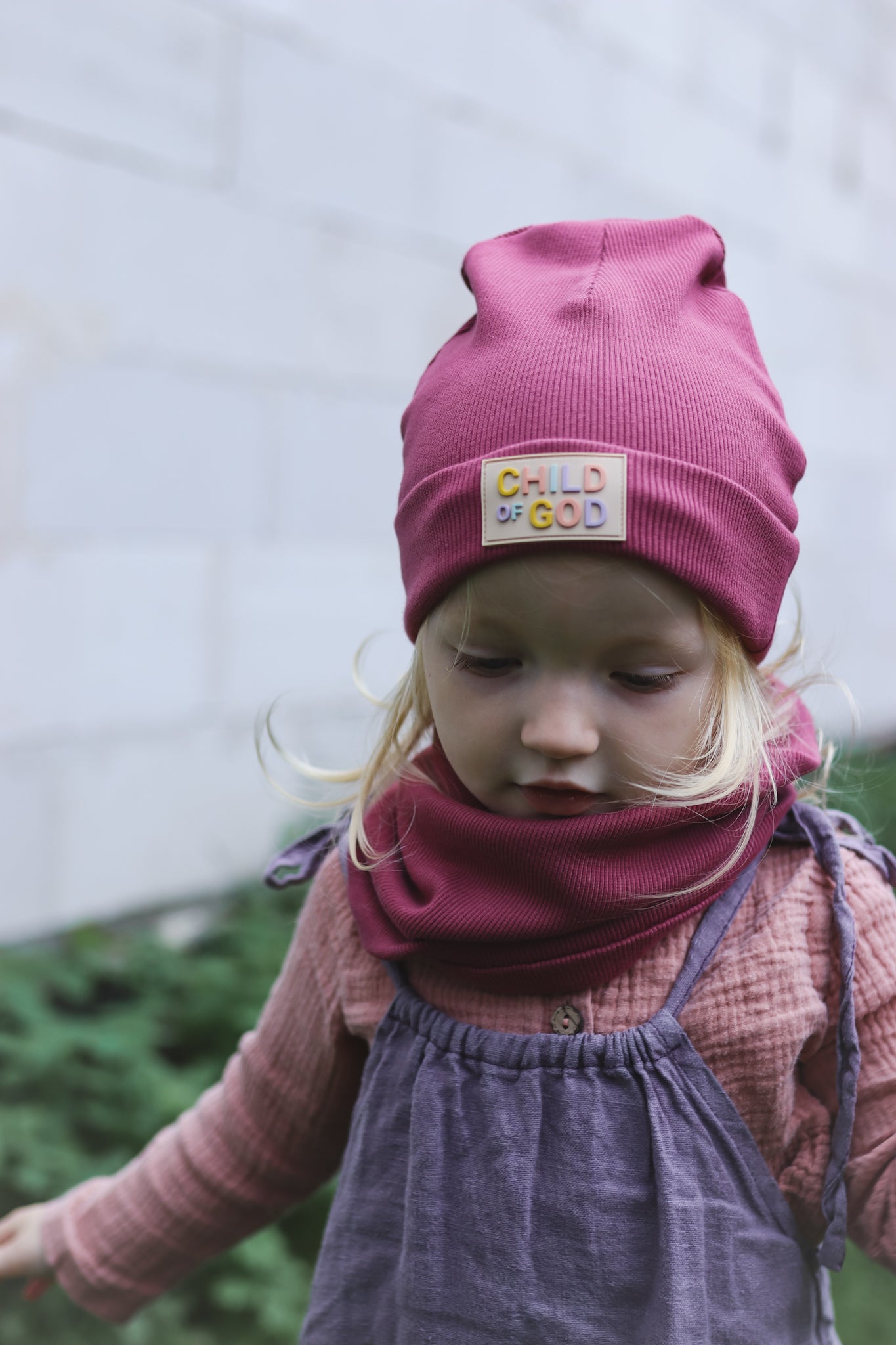 Malinowa czapka prążkowana "Child of God"