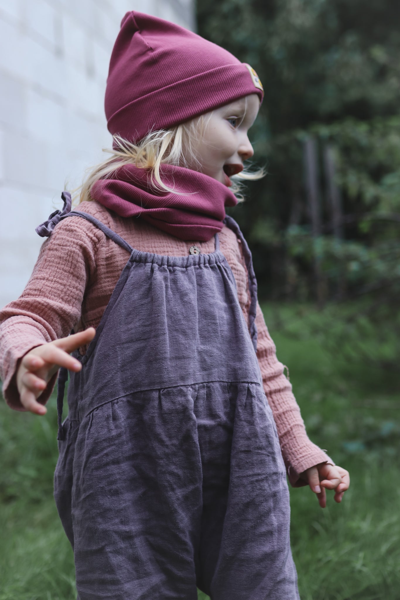 Malinowa czapka prążkowana "Child of God"