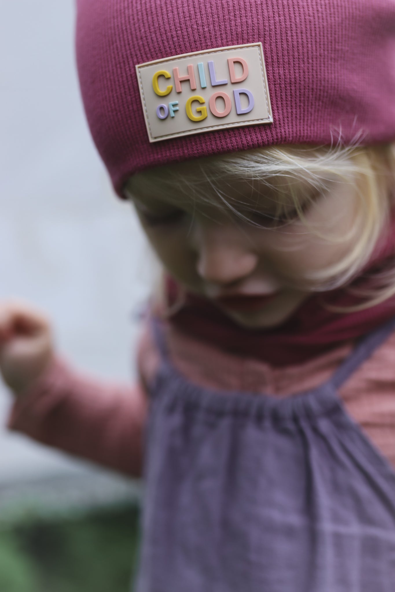 Malinowa czapka prążkowana "Child of God"