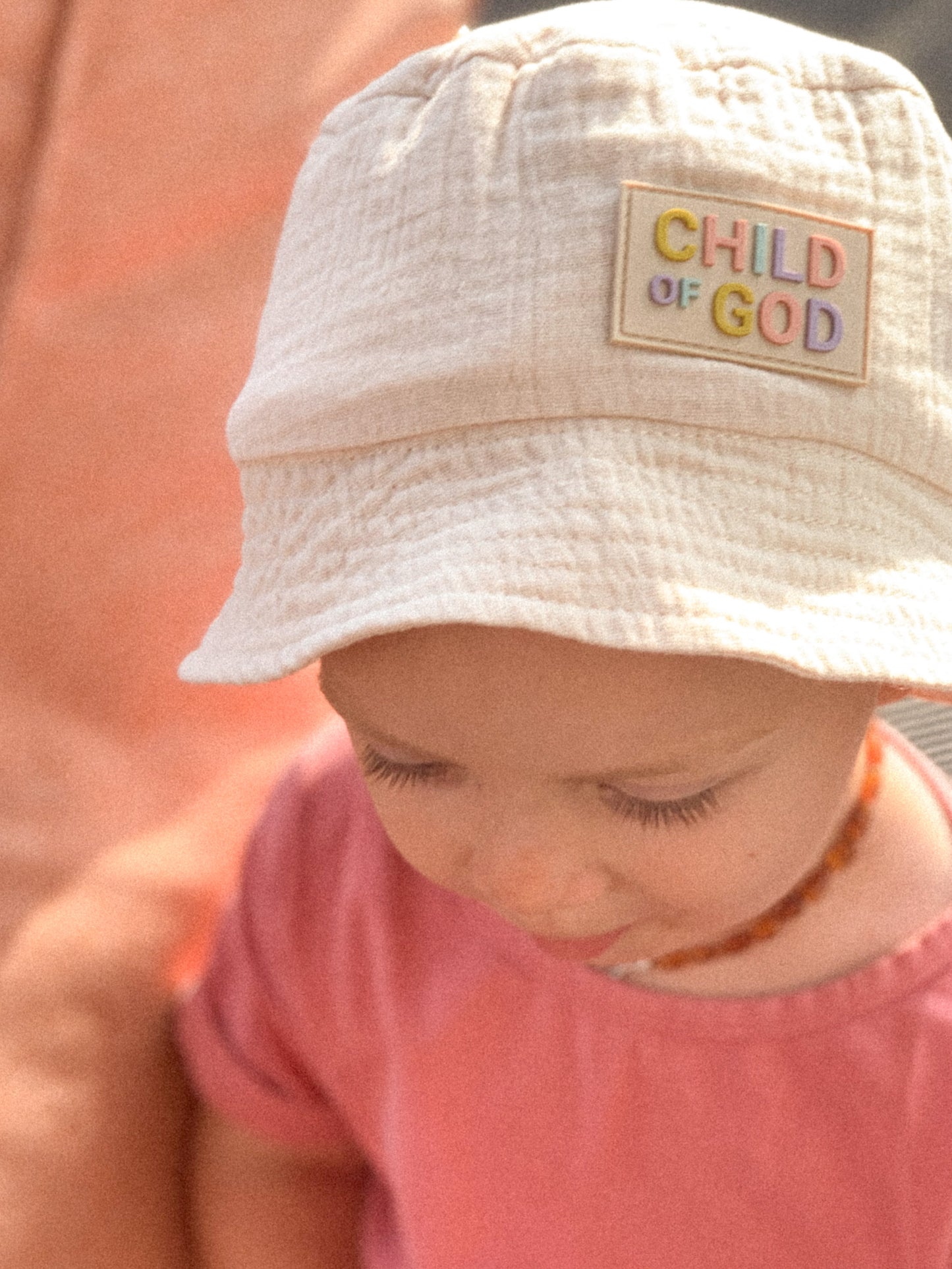 Piaskowy Bucket Hat "Child of God"