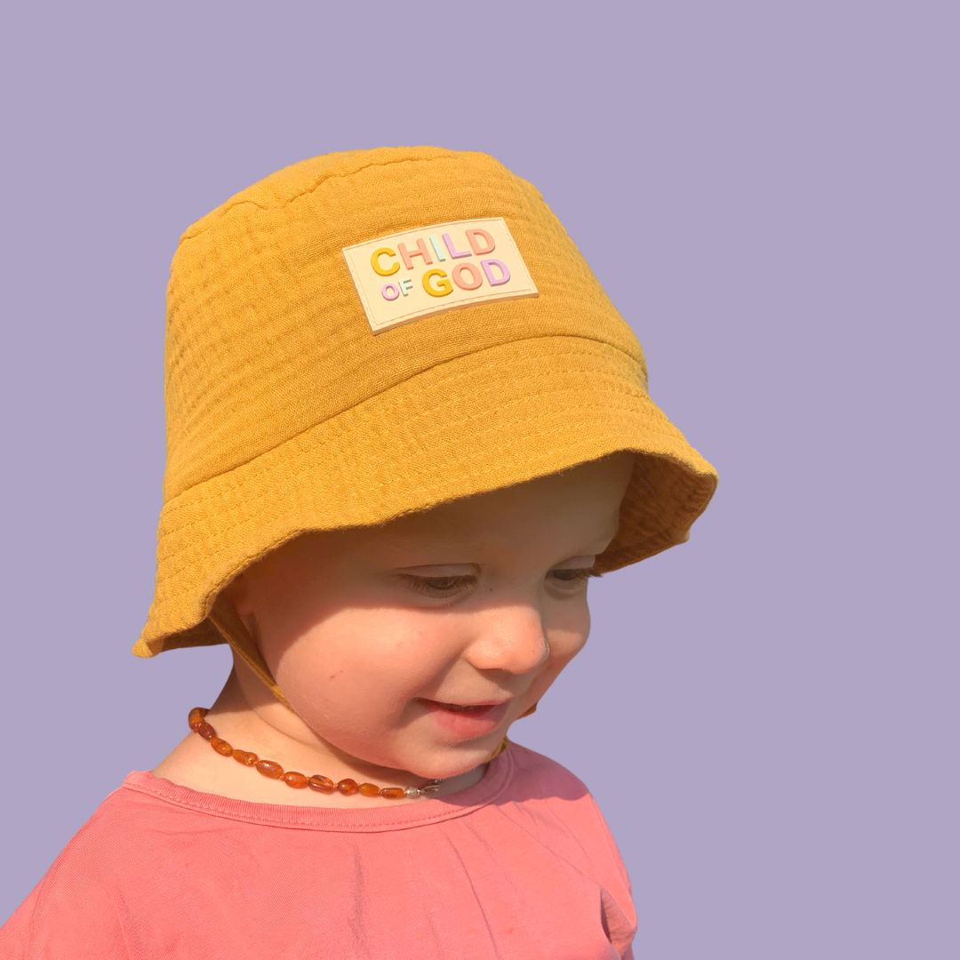 Musztardowy Bucket Hat "Child of God"