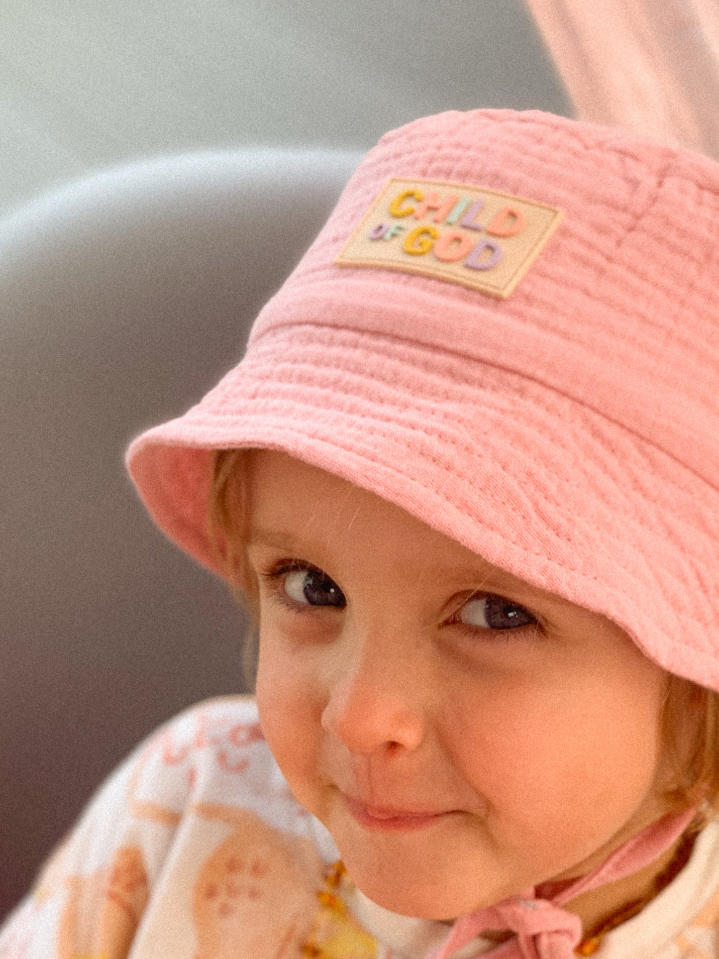 Różowy Bucket Hat "Child of God"
