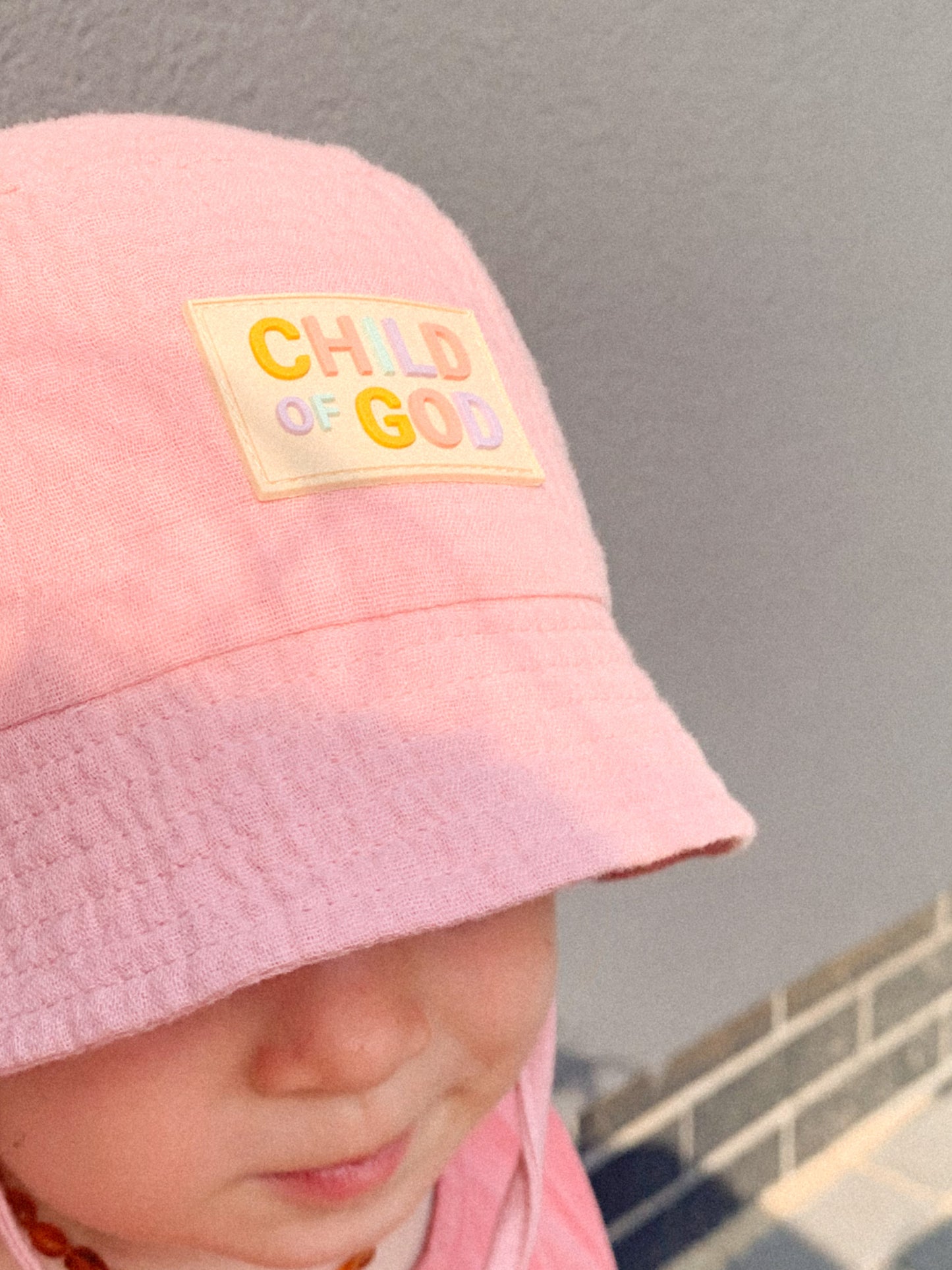 Różowy Bucket Hat "Child of God"