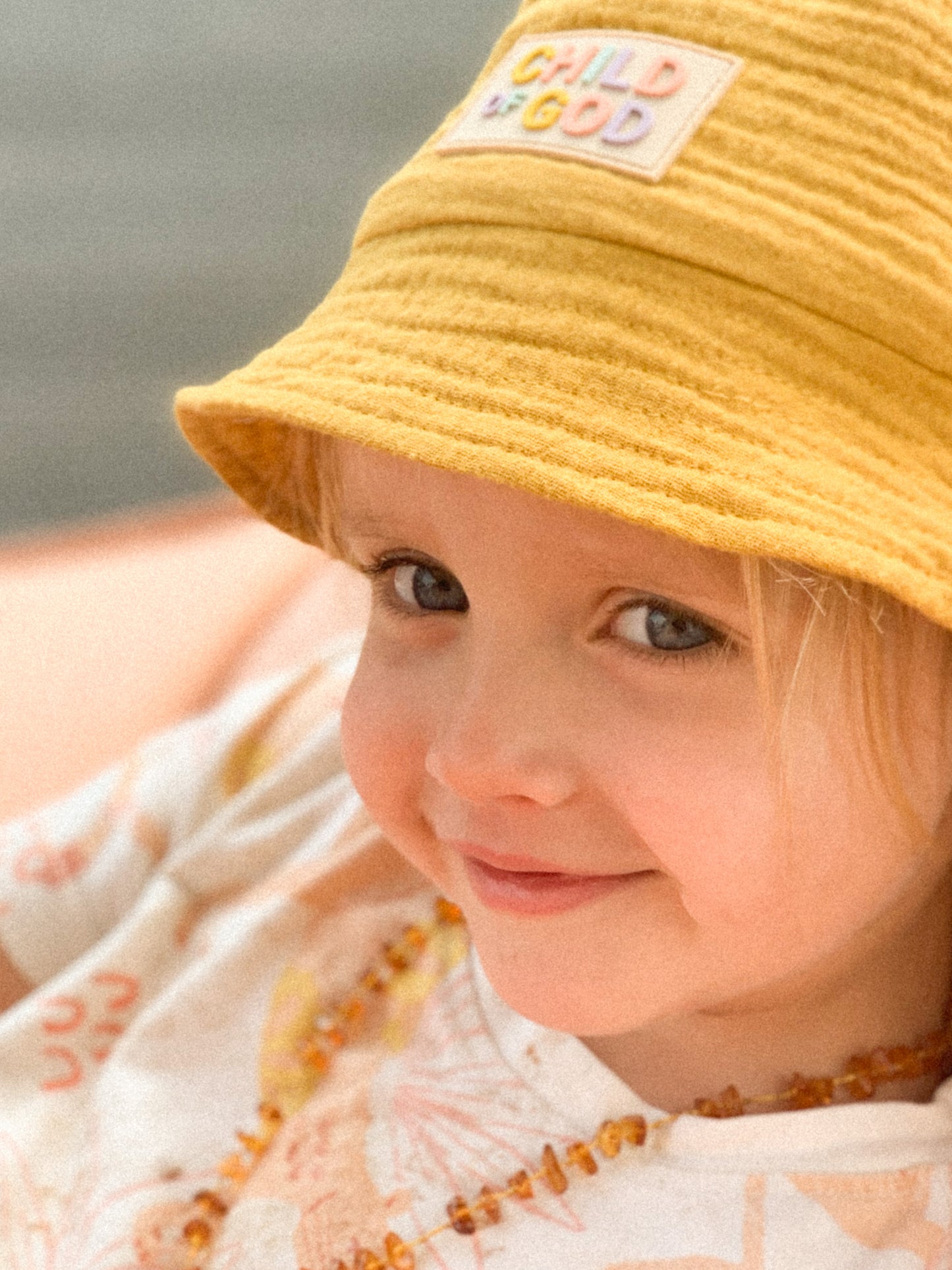 Musztardowy Bucket Hat "Child of God"