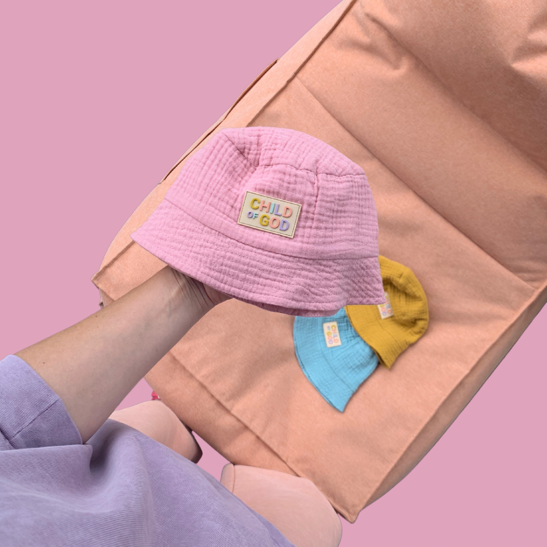 Różowy Bucket Hat "Child of God"