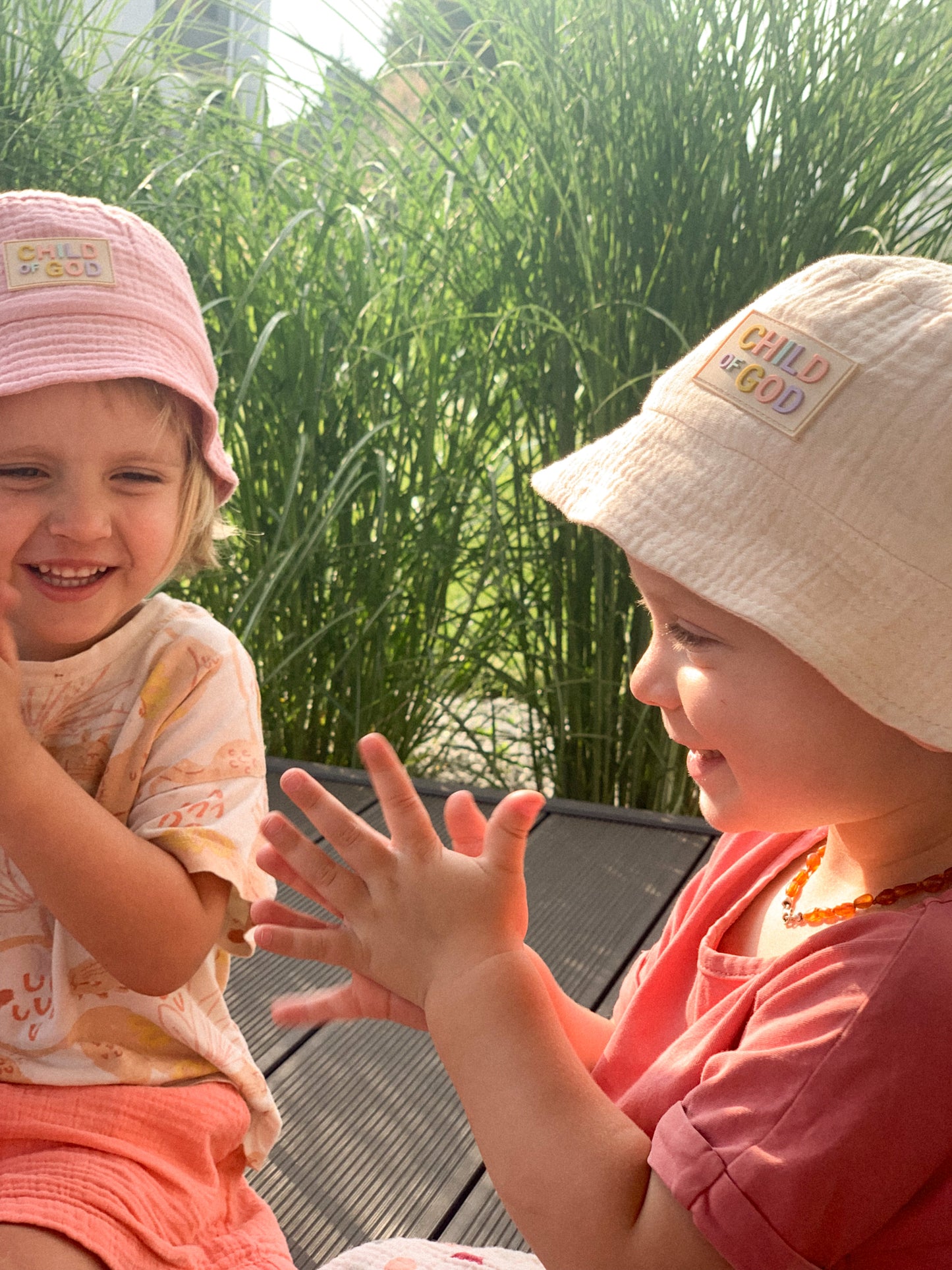 Piaskowy Bucket Hat "Child of God"