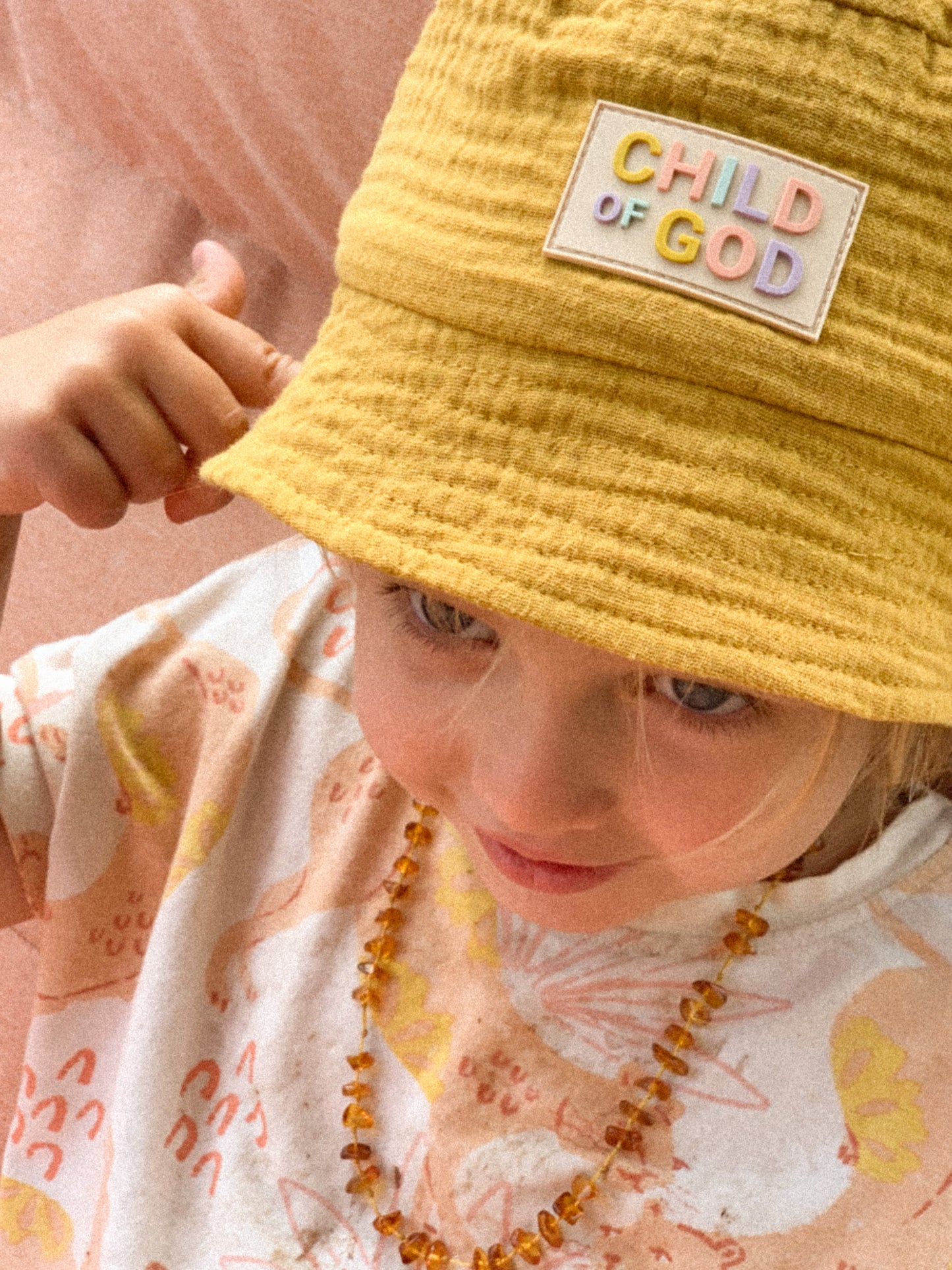 Musztardowy Bucket Hat "Child of God"