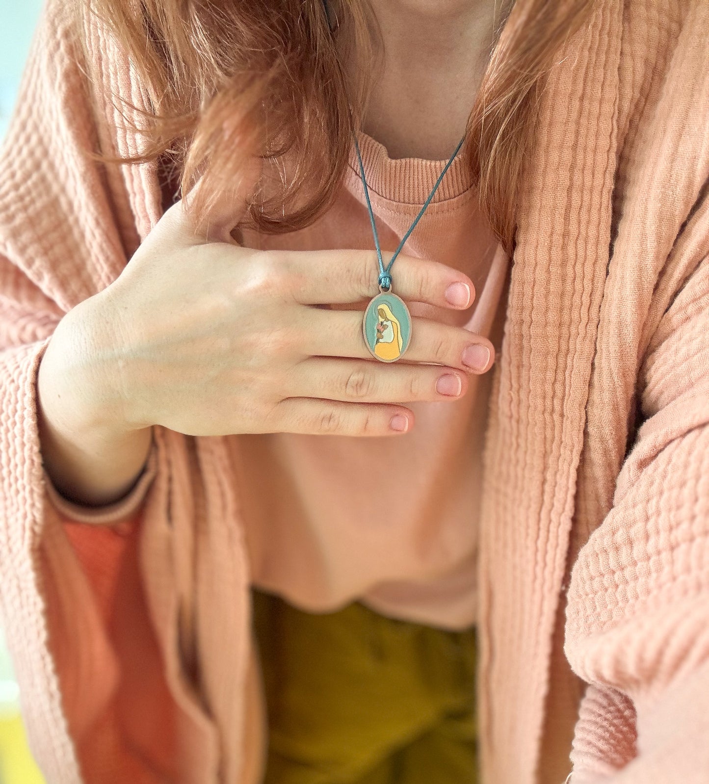 Medalik z Matką Bożą Oczekującą na woskowanym sznurku