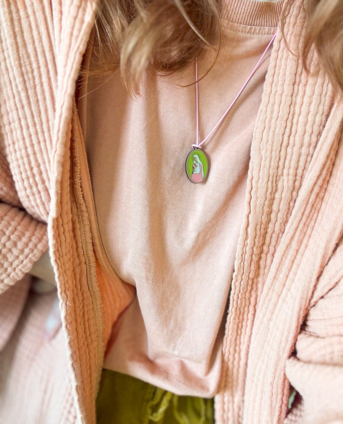 Medalik z Matką Bożą Oczekującą na woskowanym sznurku