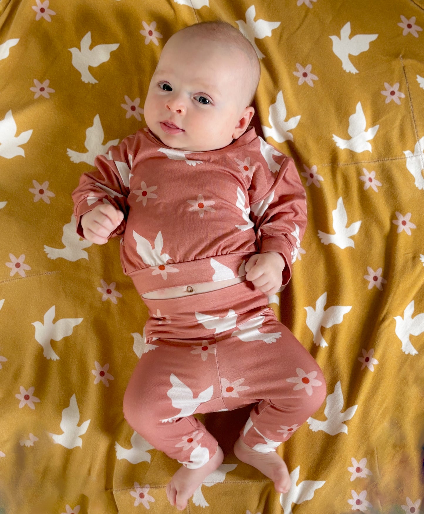 Newborn Essentials Set - Duch Święty Marsala (Bluzka, spodenki i czapka)