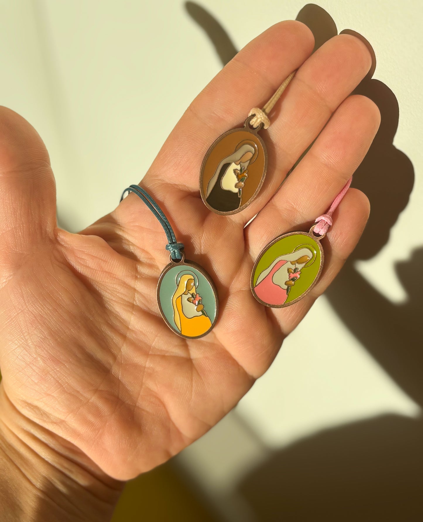 Medalik z Matką Bożą Oczekującą na woskowanym sznurku