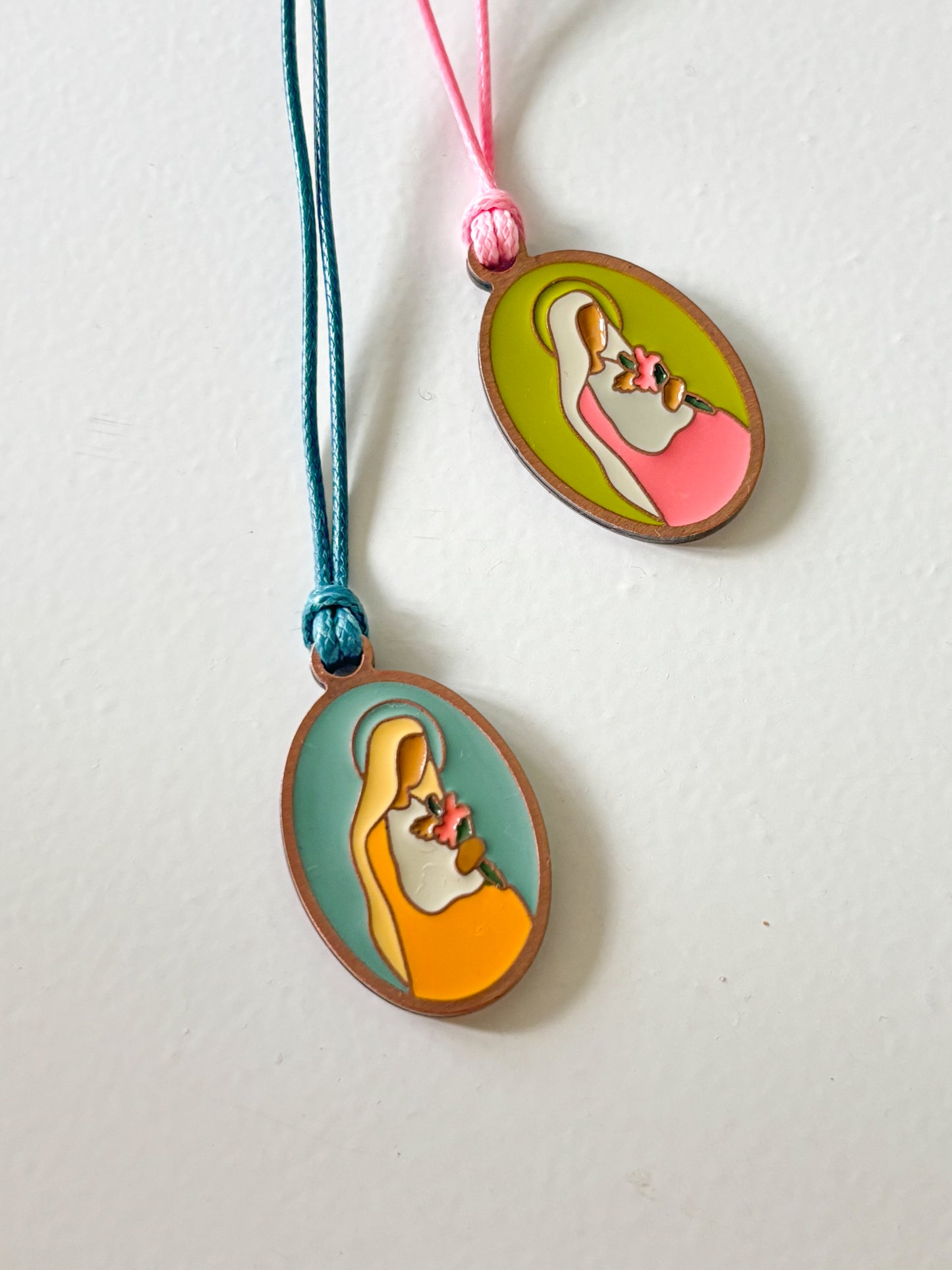 Medalik z Matką Bożą Oczekującą na woskowanym sznurku