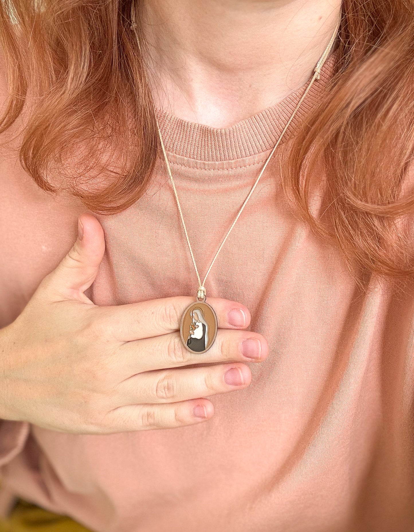 Medalik z Matką Bożą Oczekującą na woskowanym sznurku