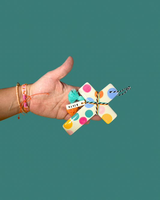 Krzyż „Bóg Cię kocha-koniec, kropka”