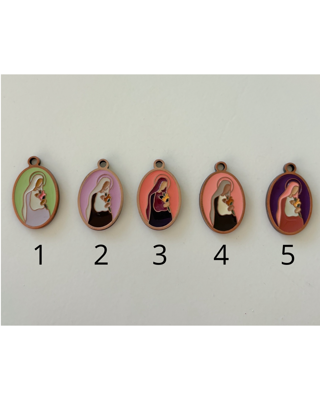 Medalik z Matką Bożą Oczekującą na woskowanym sznurku