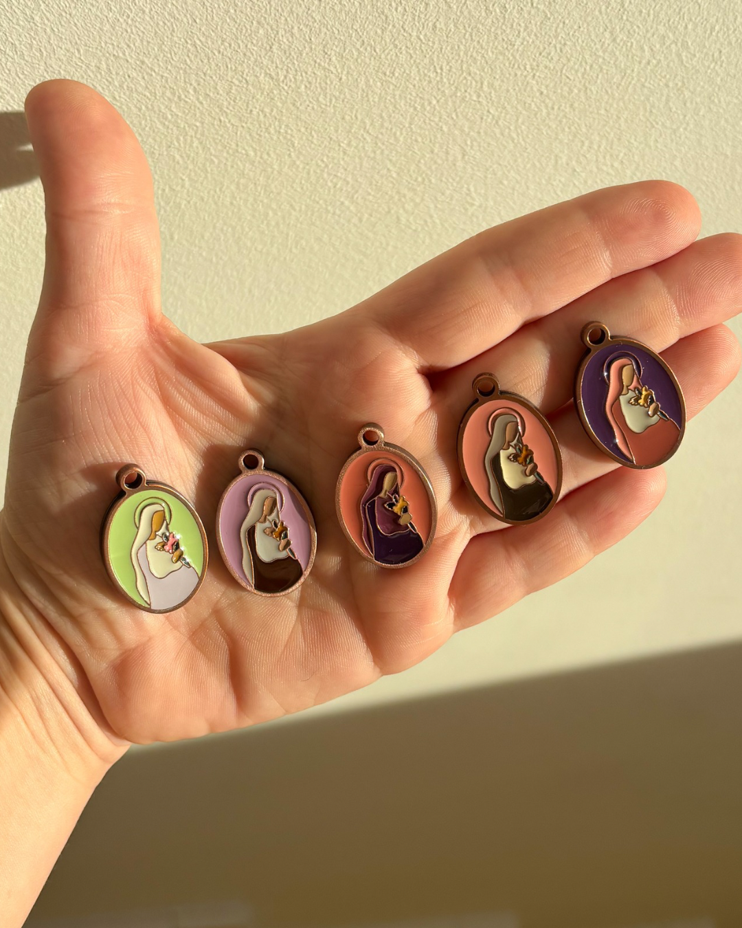 Medalik z Matką Bożą Oczekującą na woskowanym sznurku