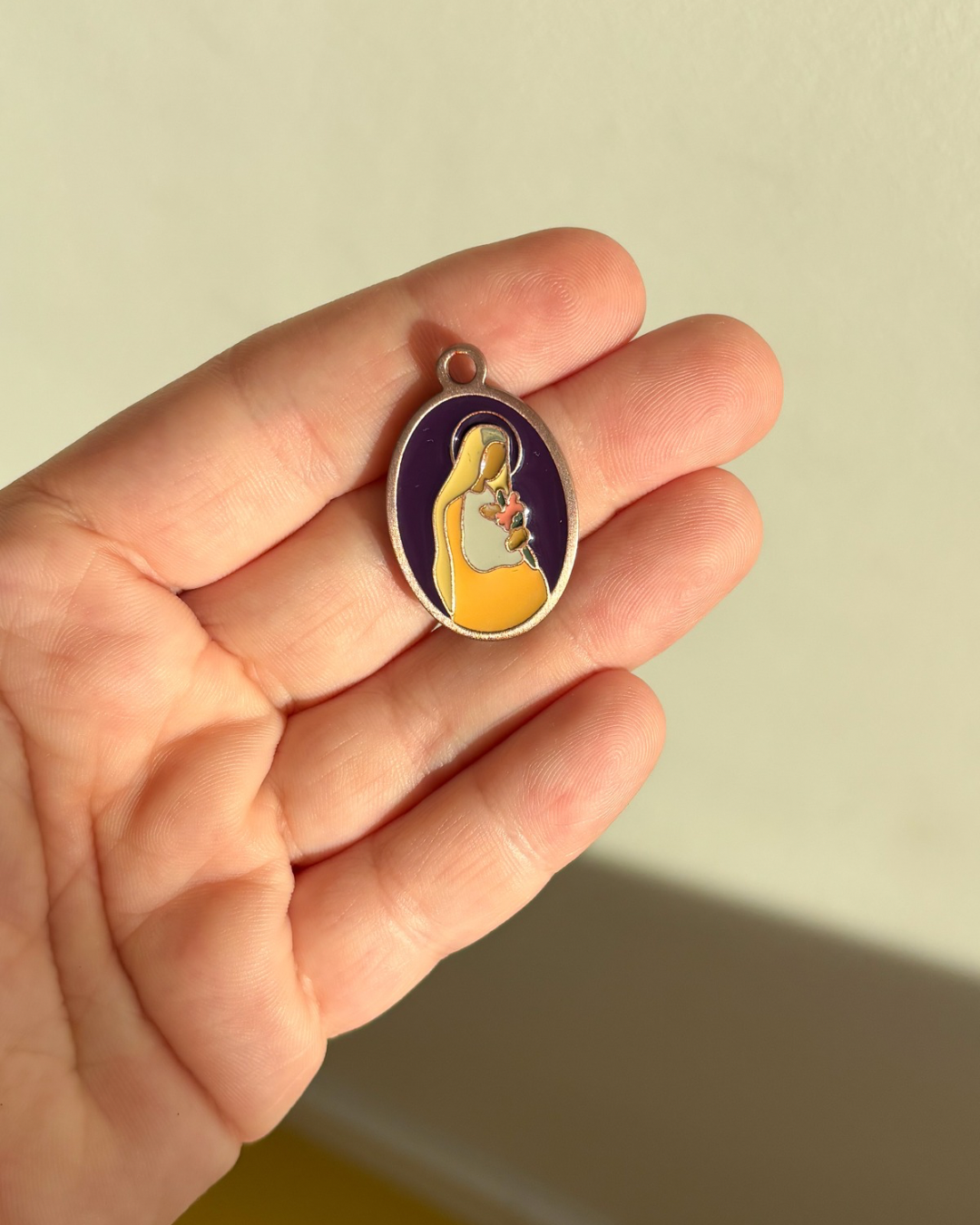 Medalik z Matką Bożą Oczekującą na woskowanym sznurku